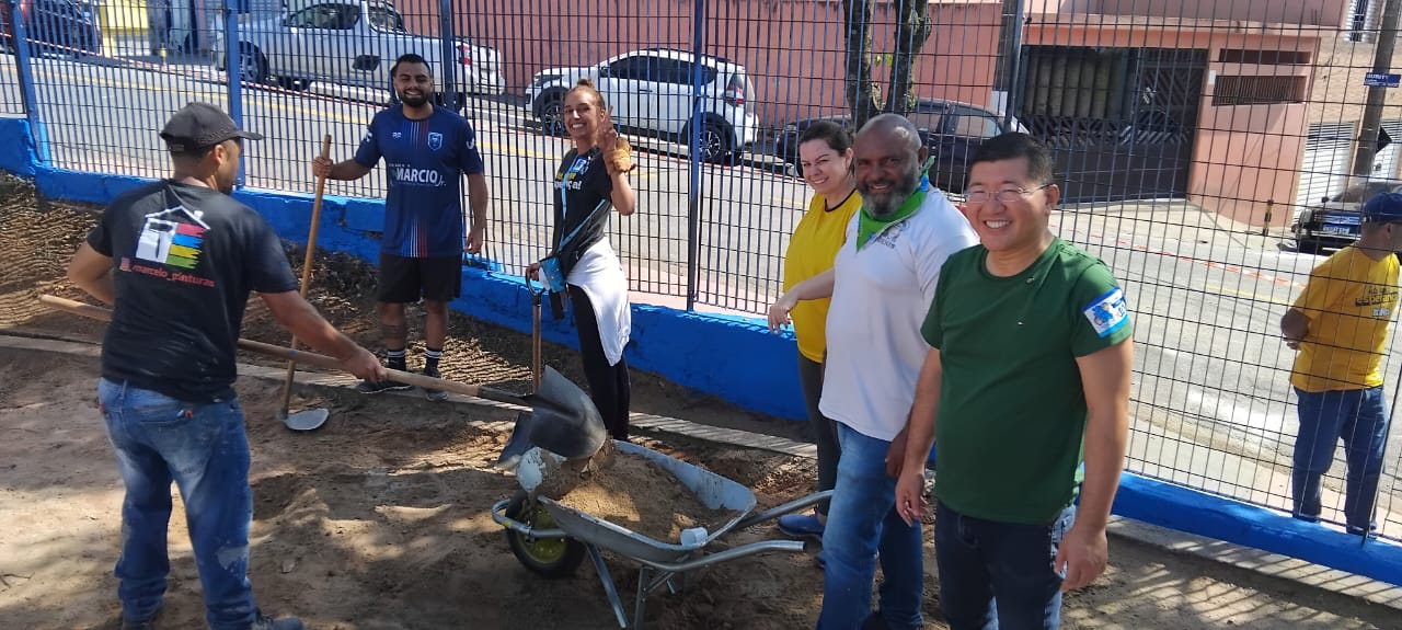 Décimo mutirão de 2026 do Transforma Diadema leva cerca de 160 voluntários à EMEB Rachel de Queiroz